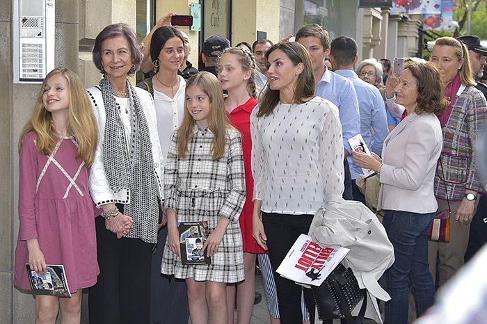 La reina Letizia estrena una blusa metálica