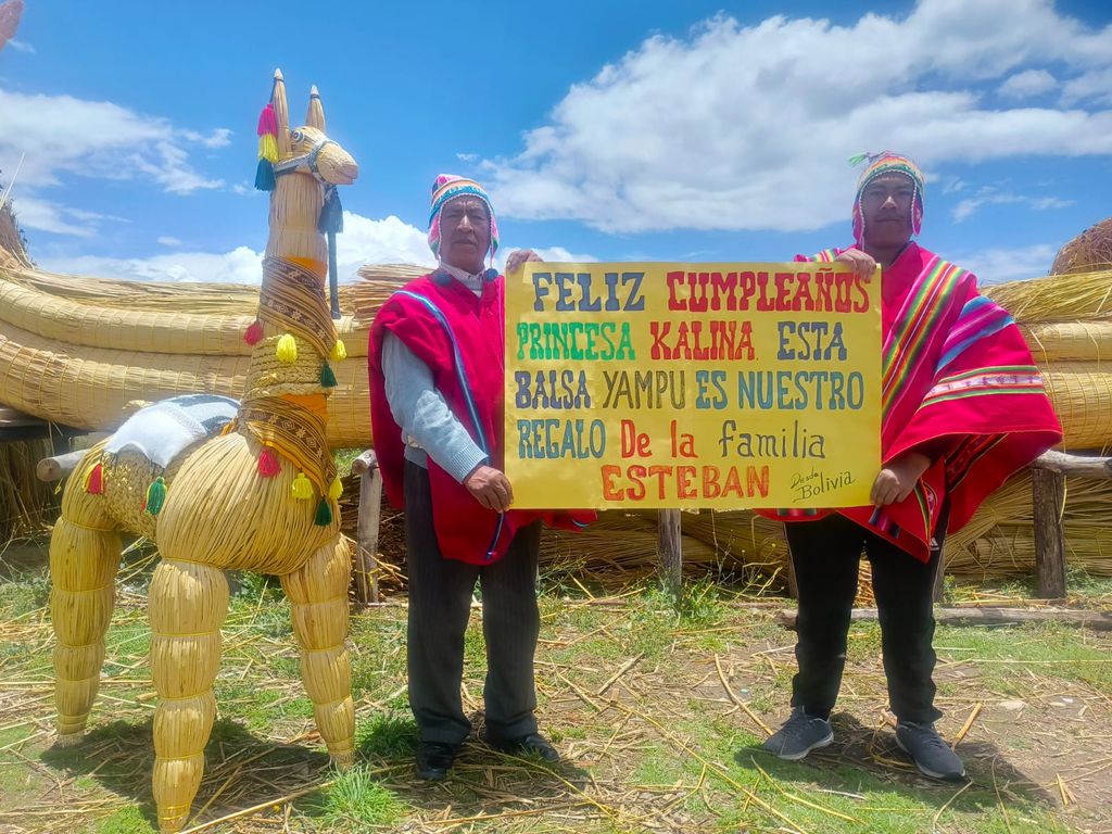Los artesanos que hicieron la balsa Yampú, felicitando a Kalina