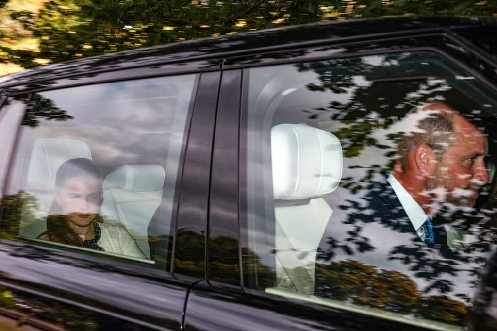 El príncipe Guillermo y la princesa Charlotte llegan en coche a Crathie Kirk para asistir al servicio religioso el 24 de agosto de 2025 en Crathie, Aberdeenshire