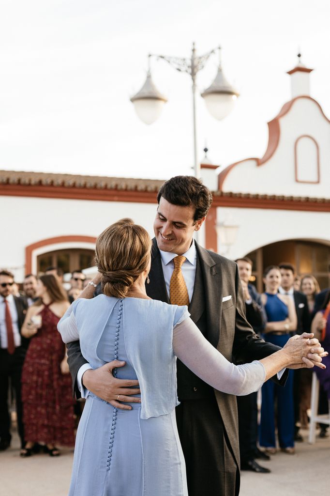 Baile nupcial entre madre e hijo