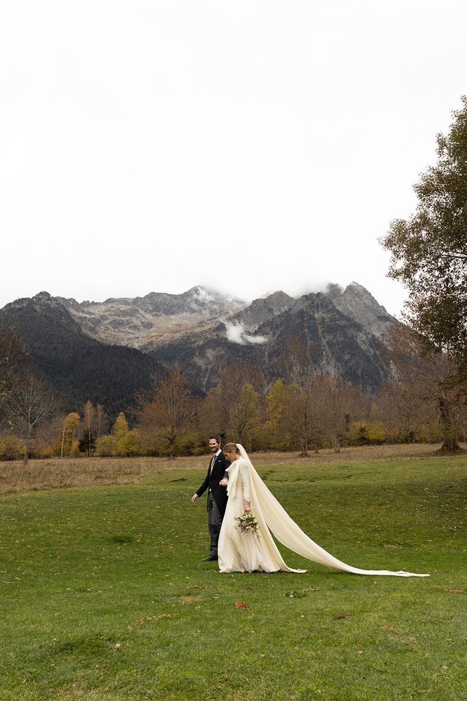 Laura con un vestido con lino rústico y capa de cashmere de Inés Martín Alcalde en su boda con Antonio en el Artíes.