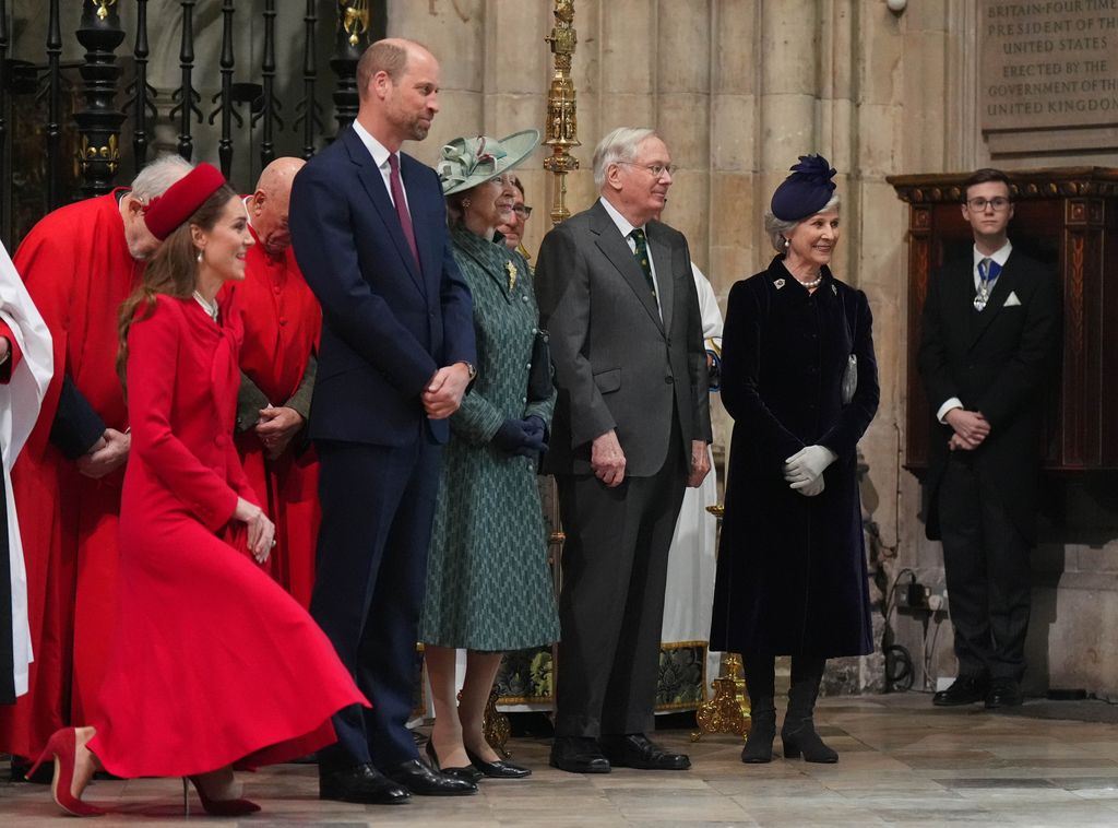 La princesa Kate fue vista haciendo una reverencia al rey Carlos