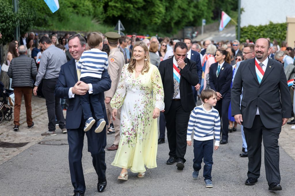 El Gran Duque Guillaume con su hijo François en brazos, la Gran Duquesa Stéphanie y el Príncipe Carlos de Luxemburgo pasan junto al alcalde Lucien Brosius por las calles de Fischbach