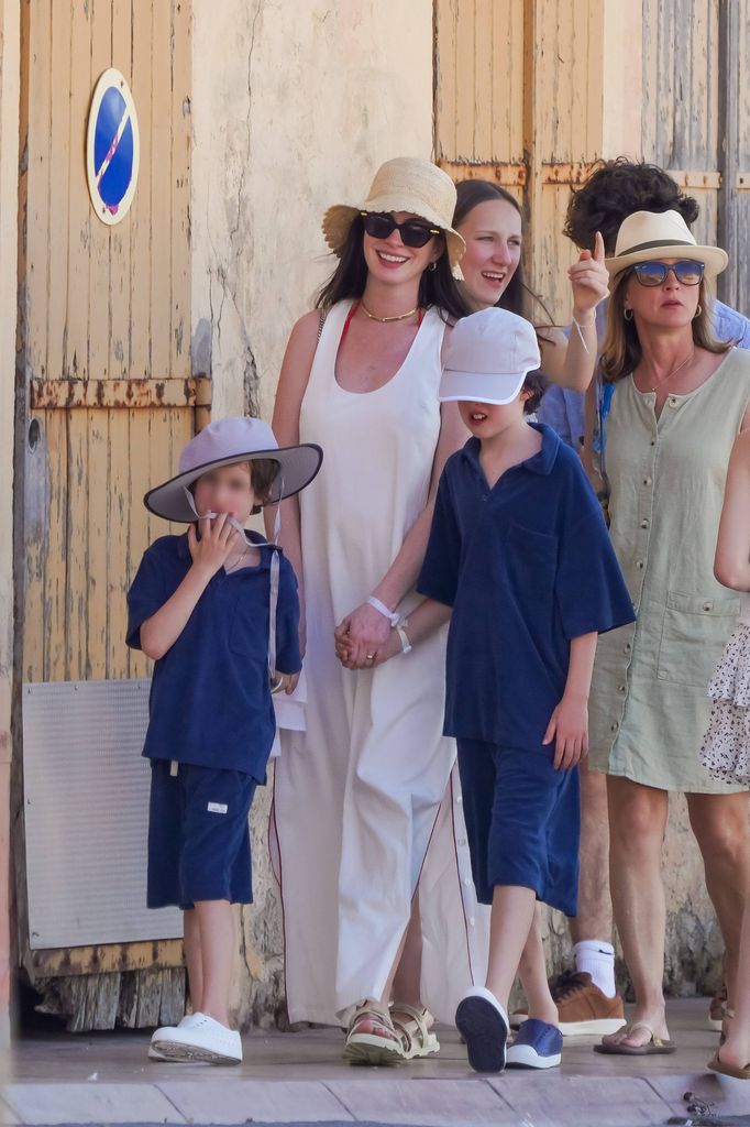 Anne Hathaeay con sus hijos Jonathan y Jack, a quienes comparte con Adam Shulman.
