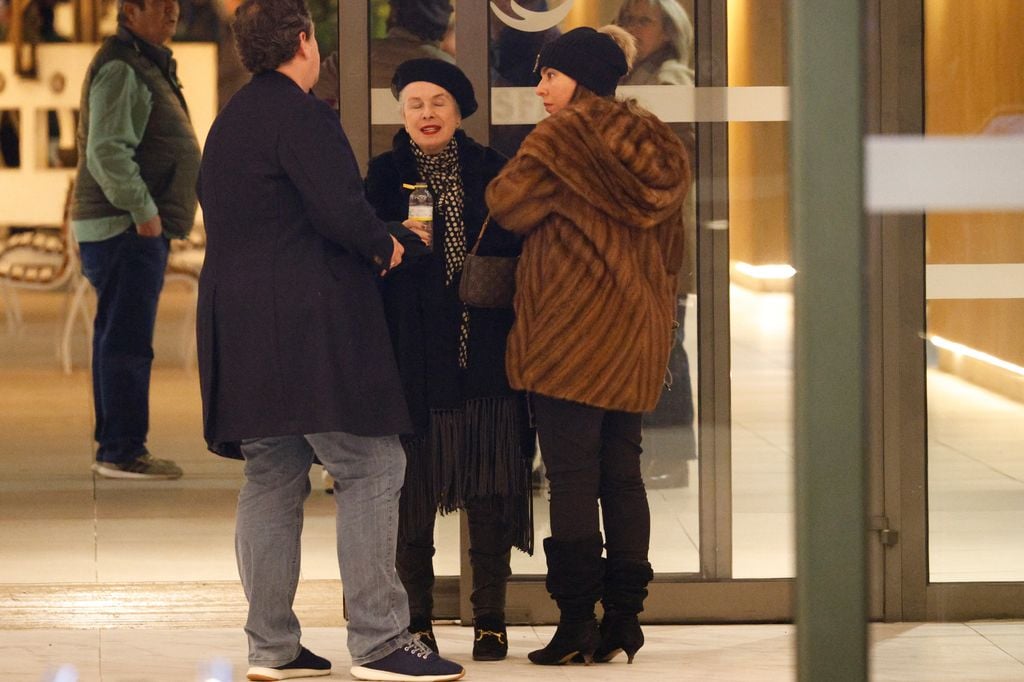 Lola Herrera y Natalia Dicenta en el tanatorio de Héctor Alterio