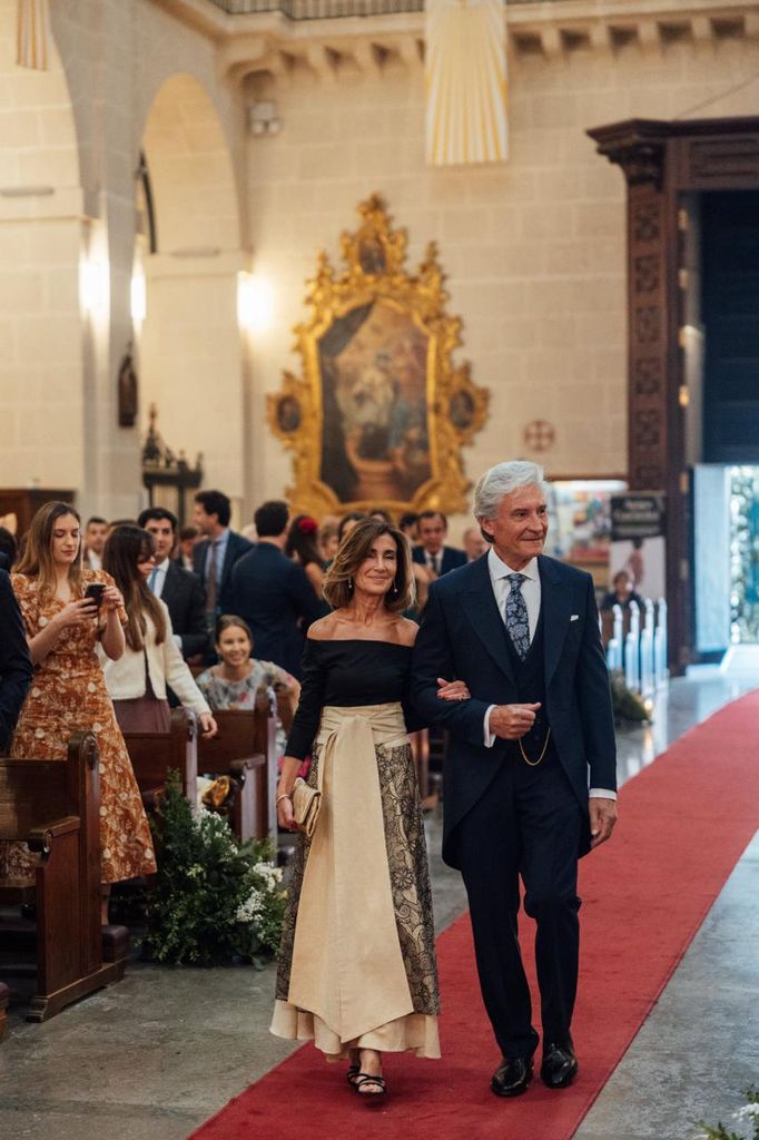 Madre de la novia con look de dos piezas de The IQ Collection