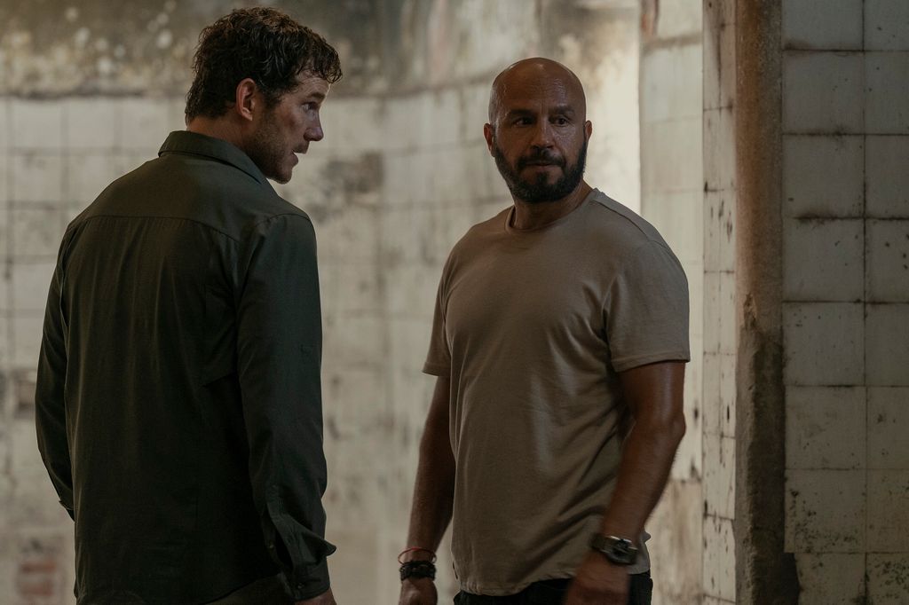 Chris Pratt y Dar Salim retoman sus papeles como James Reece y Mohammed Farooq)
