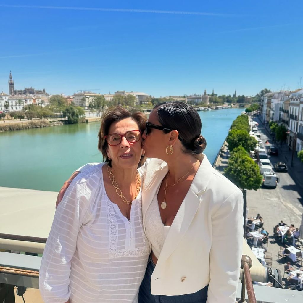 Plano medio de Anabel Pantoja y su madre Merchi posando juntas