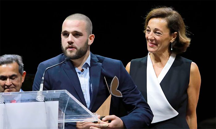 David, hijo de Blanca, y Lola, hermana de la deportista, en un homenaje a la esquiadora
