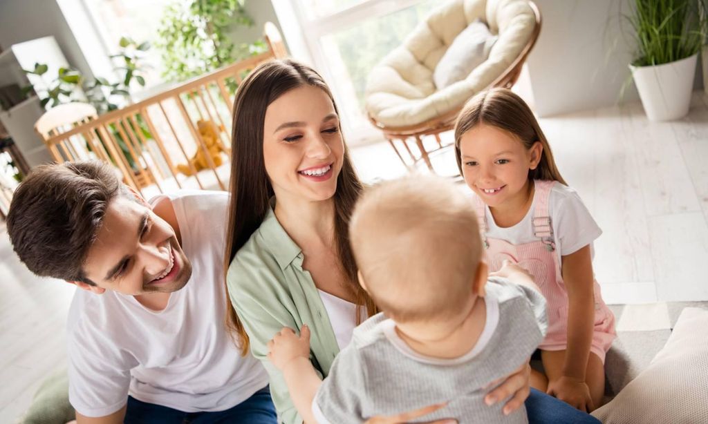 familia feliz con beb 