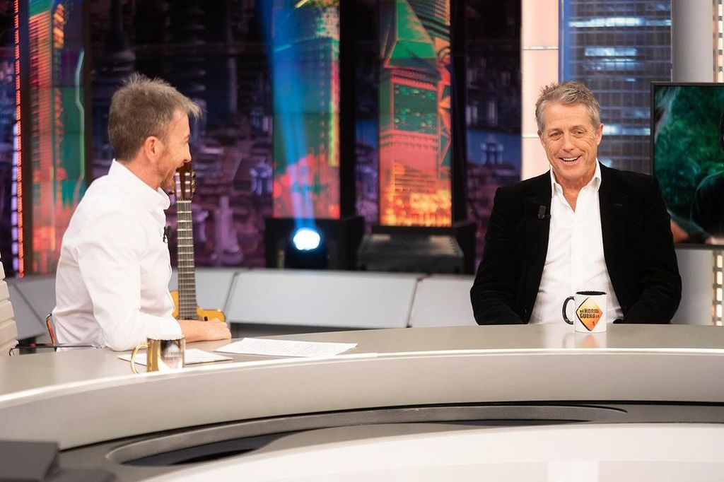 Plano medio de Hugh Grant en El Hormiguero con Pablo Motos