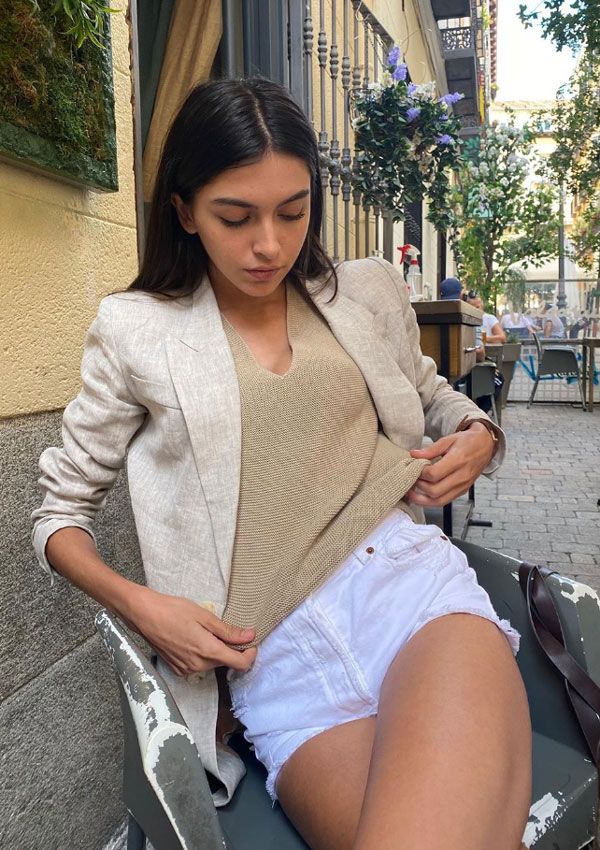 Lucía Rivera con americana y 'shorts'