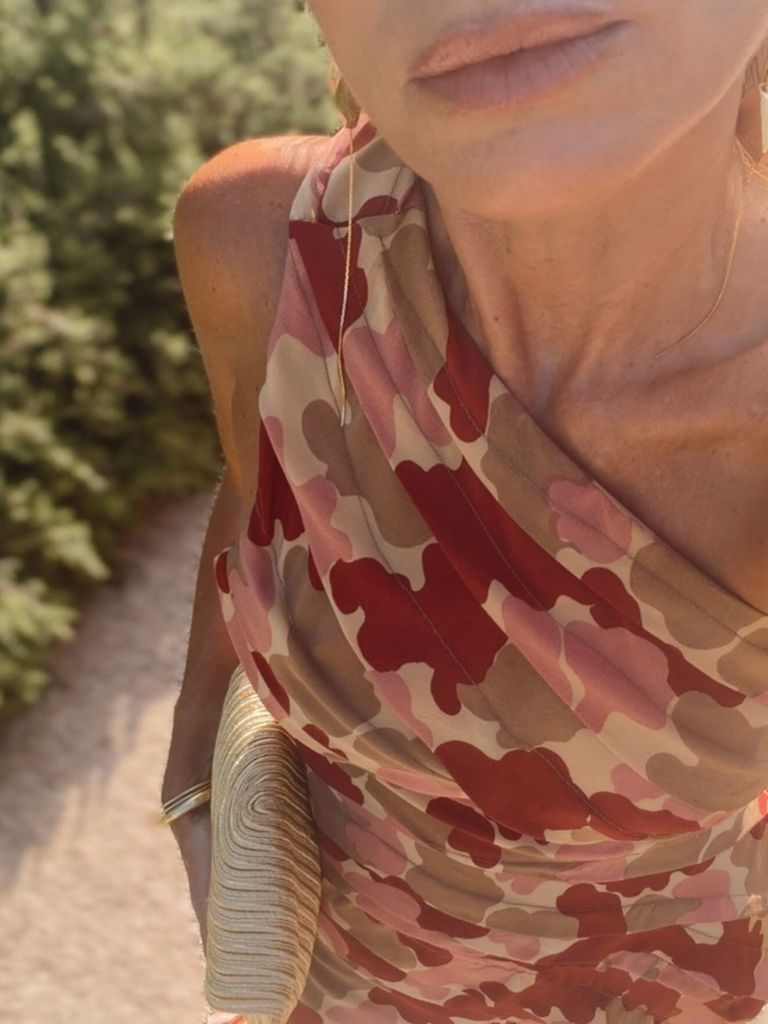 Andrea Pascual sorprende con un vestido estampado de Vagary Kalon que hace tipazo y marca cintura