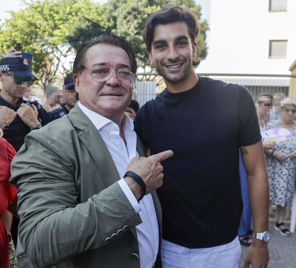 Ferran Torres posa con el torero, Vicente Ruiz 'El Soro', paisano del jugador
