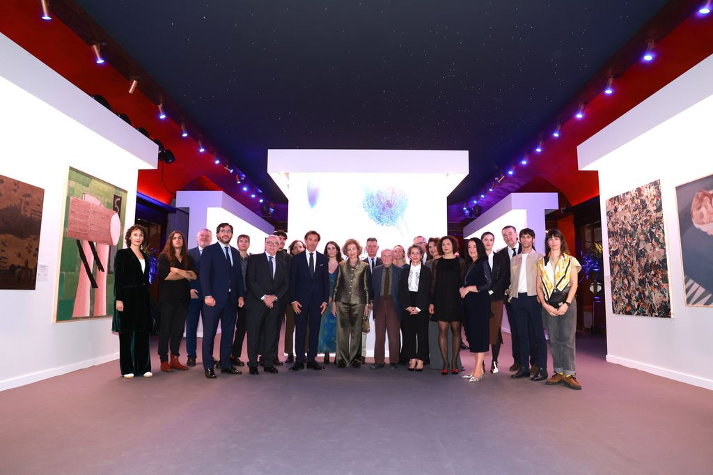 Foto grupal de la Reina Sofía con los organizadores de evento