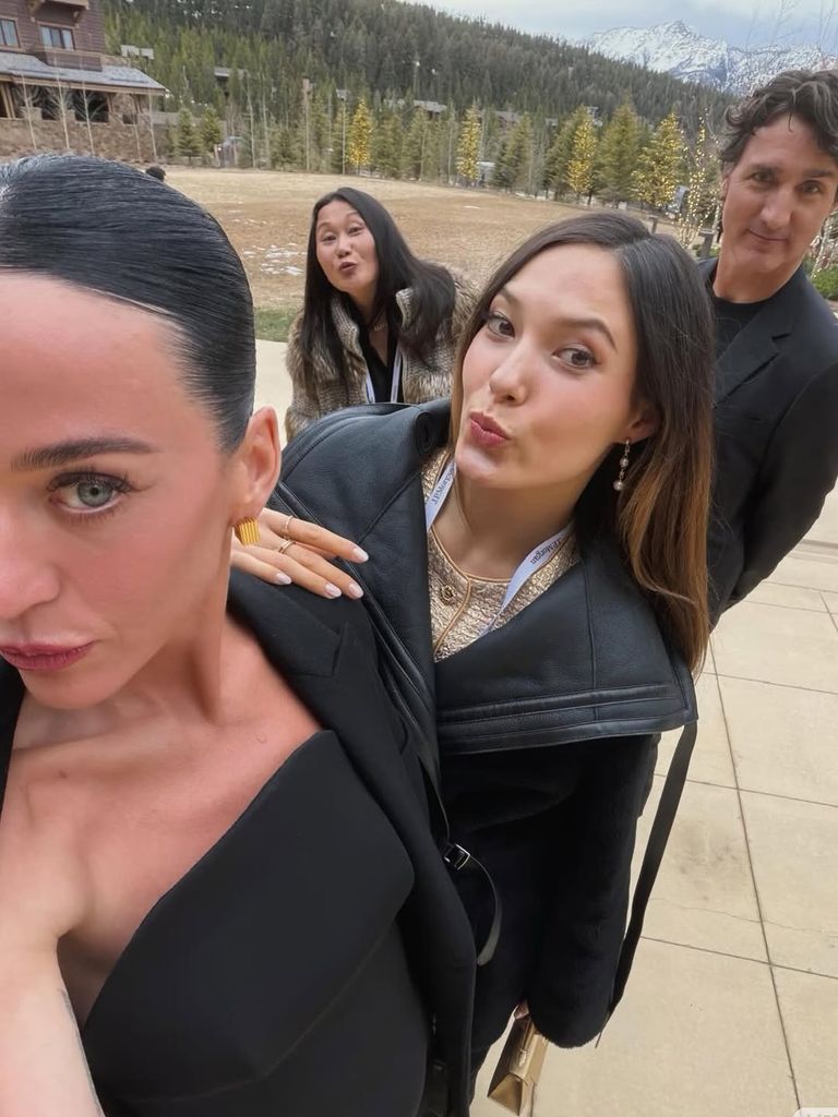 Eileen Gu incluyó en su carrete de fotos una postal más con Justin Trudeau y su novia, la cantante Katy Perry.