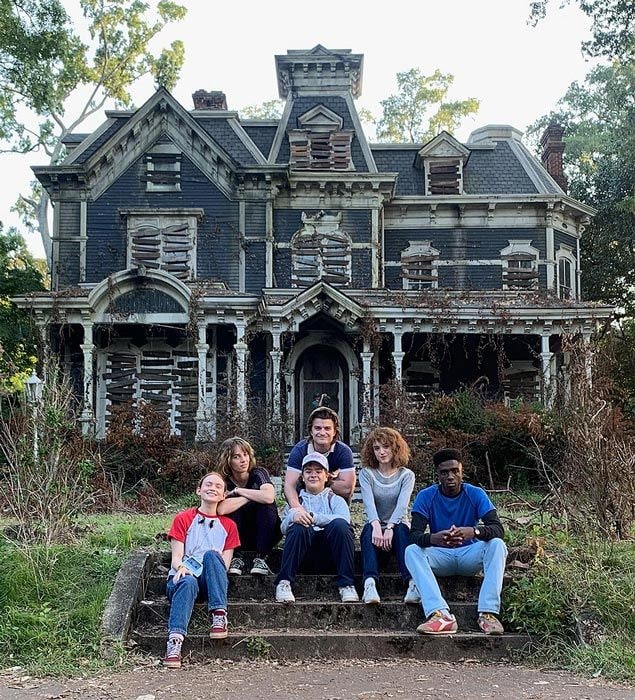 sadie sink con el reparto de Stranger Things