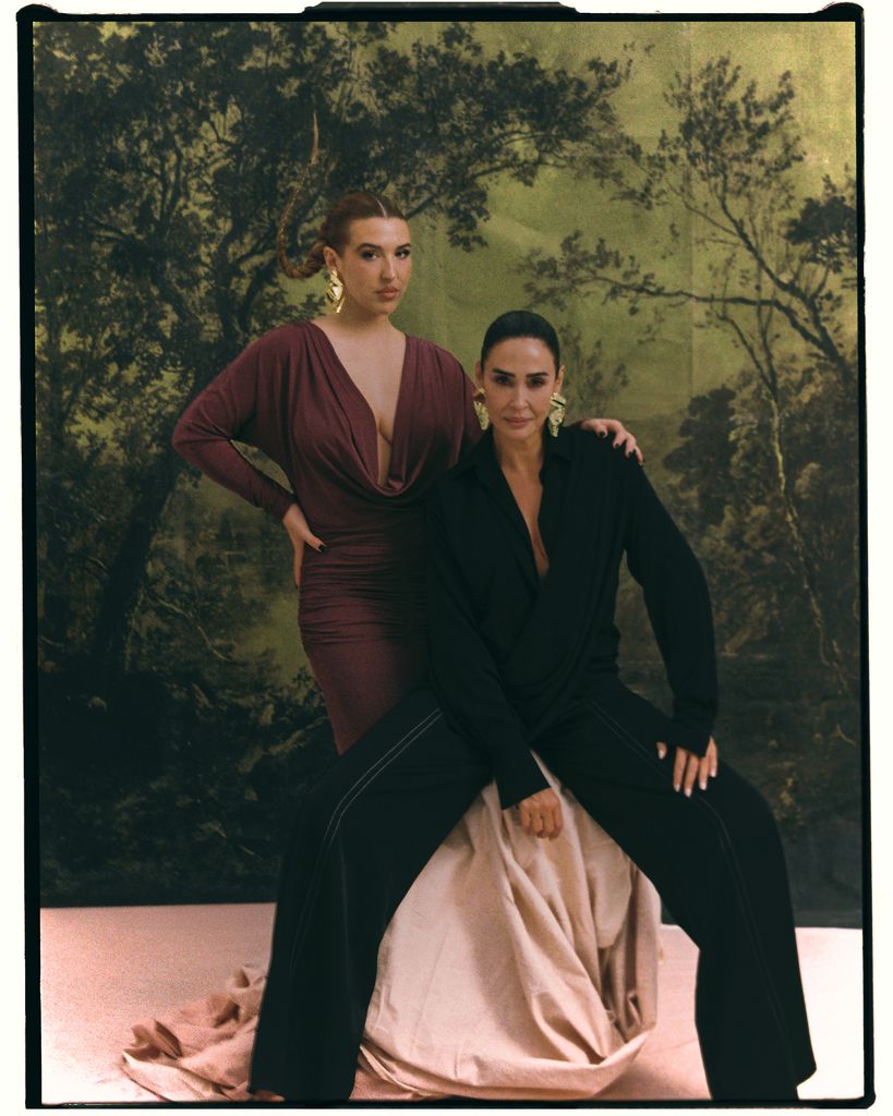 Madre e hija posan orgullosas con la nueva colección
