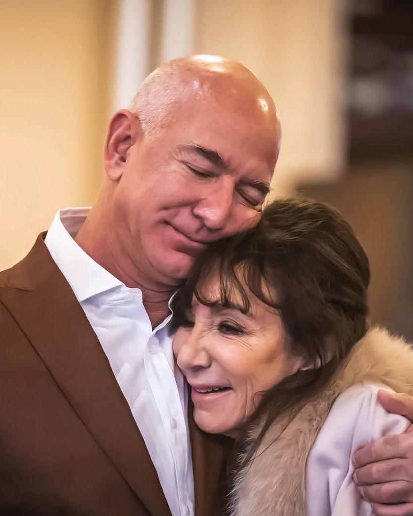 Jeff Bezos con su amada madre, la señora Jacky. QEPD