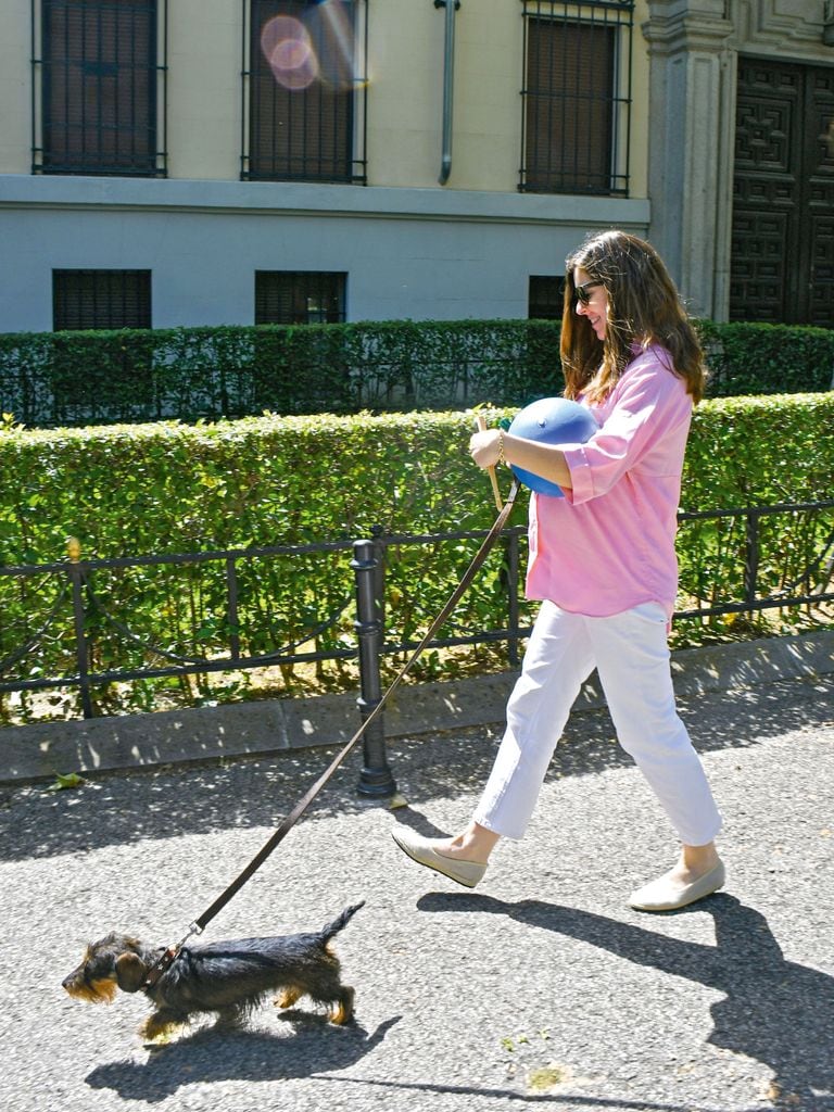 Belén Corsini, embarazada, paseando con su teckel