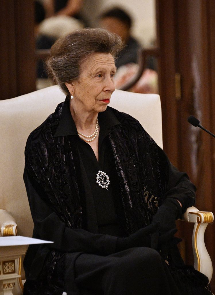 La princesa Ana junto al collar de perlas de Isabel II