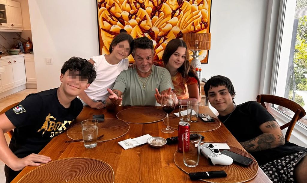 Alejandro Sanz, con sus cuatro hijos en Portugal