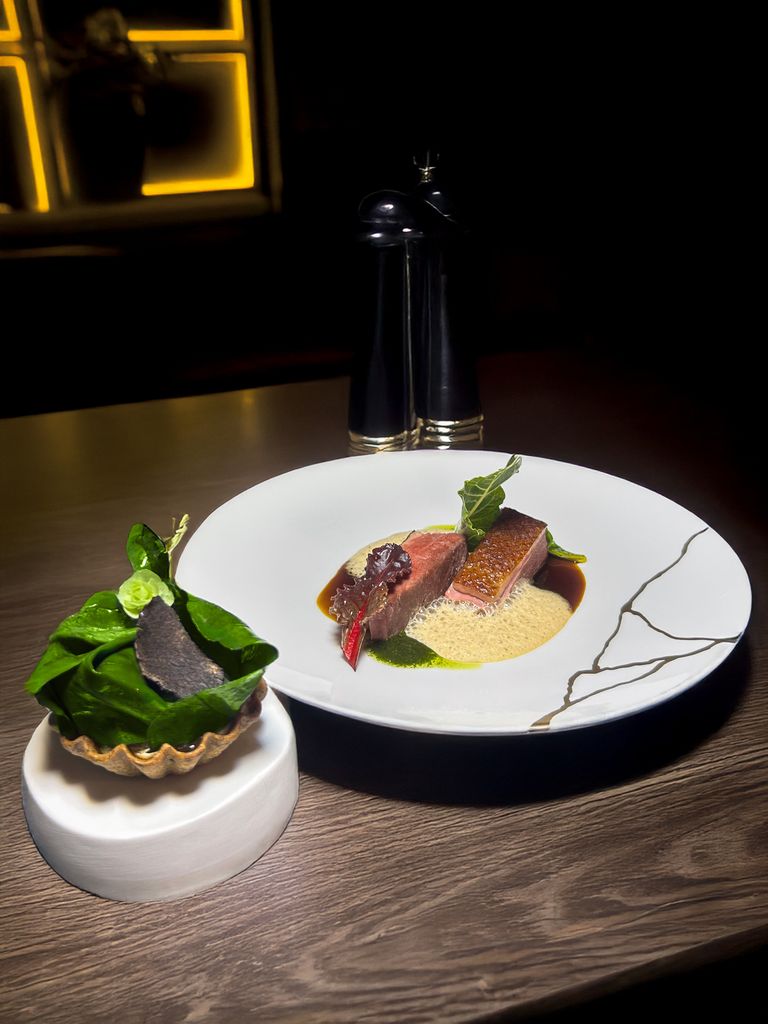 En este templo de la alta cocina francesa, no pueden faltar elaboraciones como el pato, en este caso en dos servicios, con  «Caillette» de muslos y foie gras y castañas estofadas.