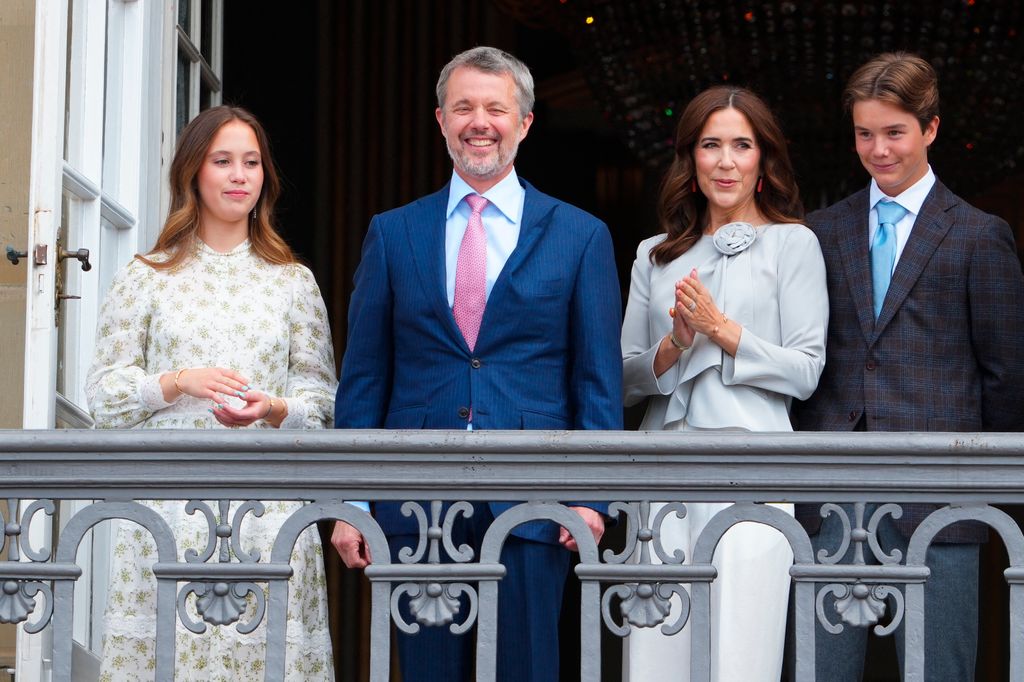 El rey Federico, que cumple 58 años, saliendo sa ludar al balcón del Palacio de Amalienborg (Copenhague) junto a su mujer, la reina Mary, y dos de sus hijos: Josephine y Vincent, el 26 de mayo de 2026