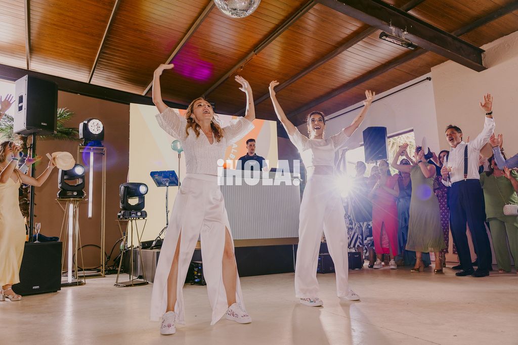 Las zapatillas de Alba y Cristina son Puma, pintadas por la artista Ana Galocha 