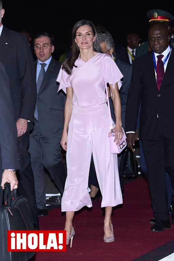 La reina Letizia aterriza en Angola con un conjunto de seda rosa pastel