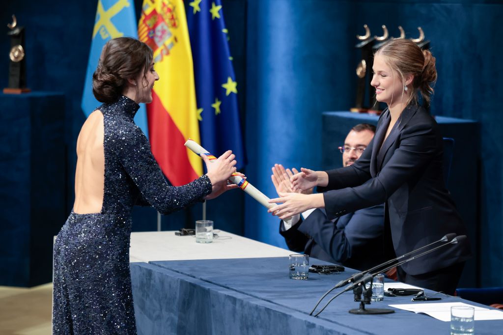 Plano medio de La princesa Leonor entregando su premio a Carolina Marín 