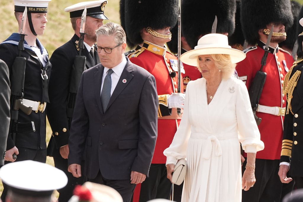 El primer ministro británico, Keir Starmer, junto a la reina Camilla