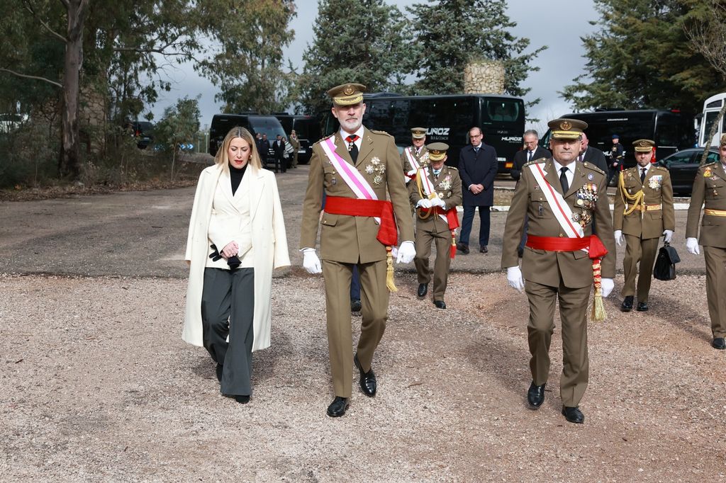 El Rey, aompañado de las autoridades que han presidido el acto