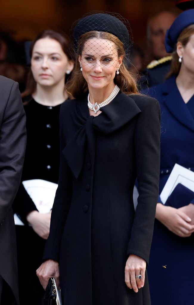 La princesa de Gales lleva un full look negro y una gargantilla de perlas.
