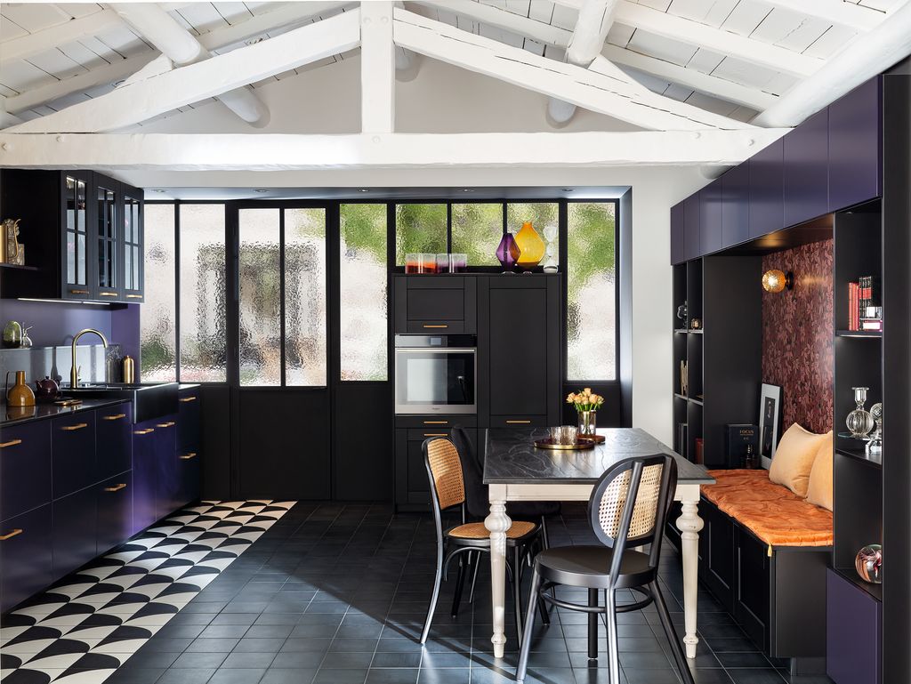 Cocina que integra comedor de diario y estar