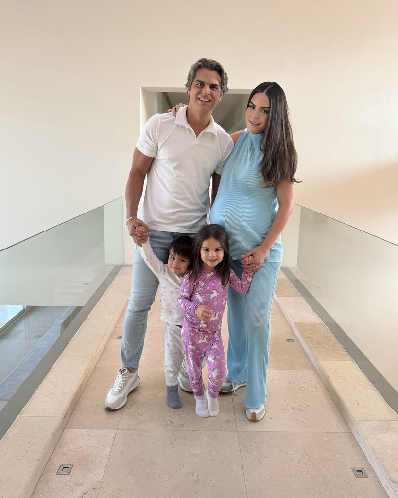 Ximena Navarrete compartió este hermoso posado con su esposo e hijos cuando falta muy poco para el nacimiento de su tercer bebé.