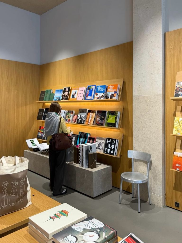 Visita a la librería del museo antes de marcharse