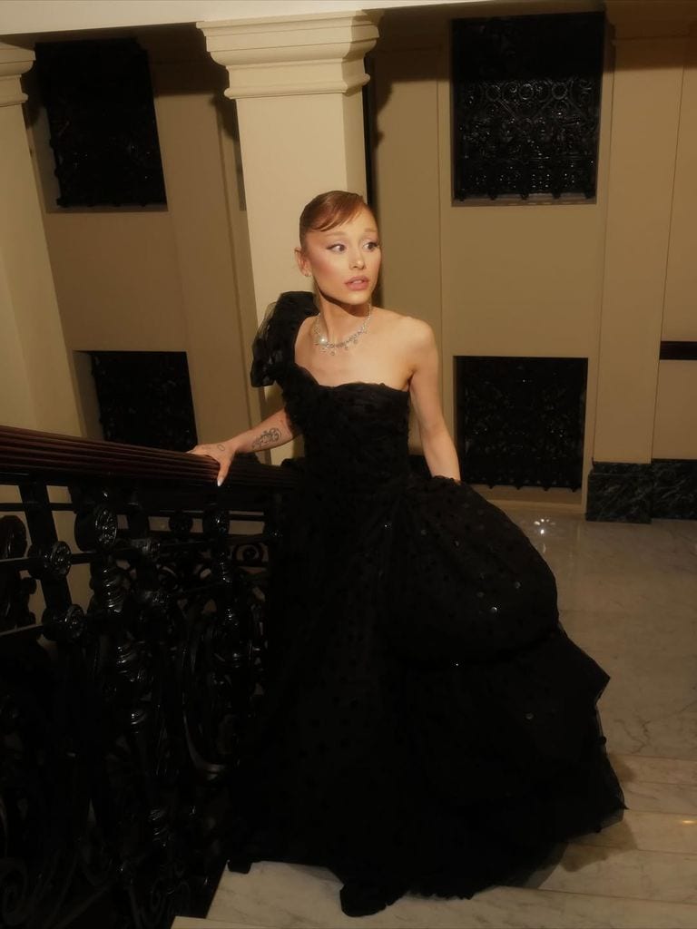 Ariana Grande impacta en Londres con un vestidazo de 1952 para la premier de Wicked
