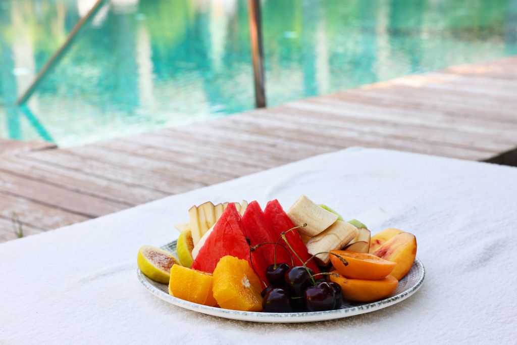 Aprovecha para tomar mucha fruta de verano: es variada, está deliciosa y nos aporta mucha agua y nutrientes.