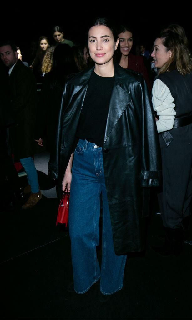 alessandra de osma combina el leather long coat con jeans