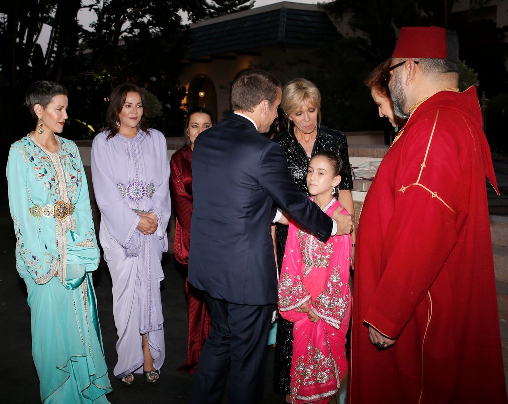 Plano general de Lalla Khadija con el presidente Macron cuando era una niña el 14 de junio de 2017