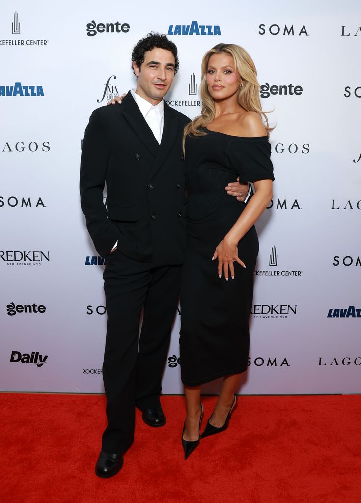  Zac Posen y Brooks Nader posan juntos en la alfombra roja.