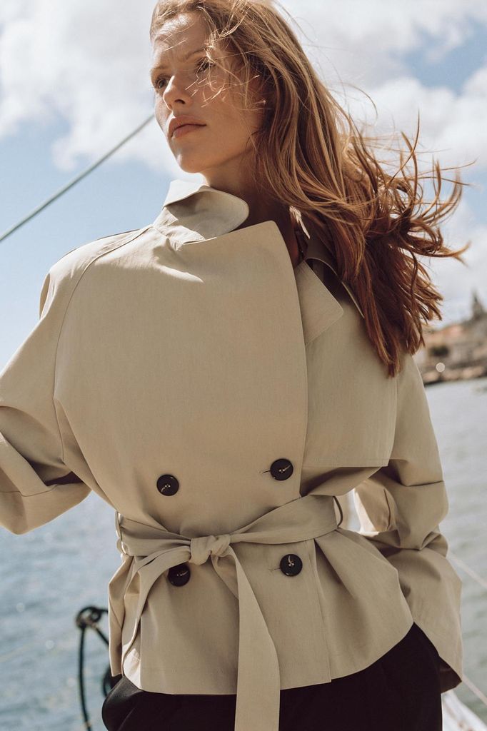 Una única gabardina y tres looks que te salvarán la vuelta a la ciudad con el cambio de tiempo