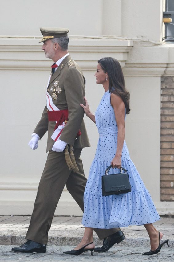El simbólico vestido de la reina Letizia en la jura de bandera de la princesa Leonor en Zaragoza