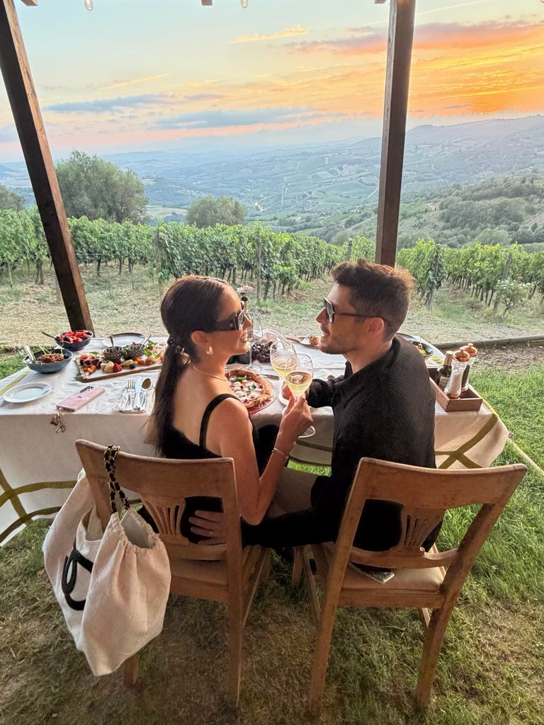 Karla Díaz con su esposo disfrutando de un hermoso atardecer.