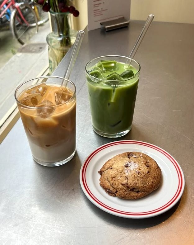 En este establecimiento se pueden pedir diferentes tipos café como el Caffè Latte y el Matcha Latte.