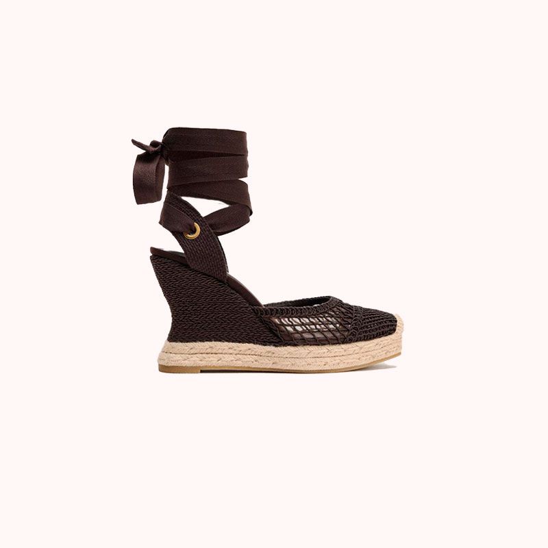 Alpargatas con tiras al tobillo y cuña con efecto curvado, de Zara (rebajadas de 49,95 a 19,98 euros).