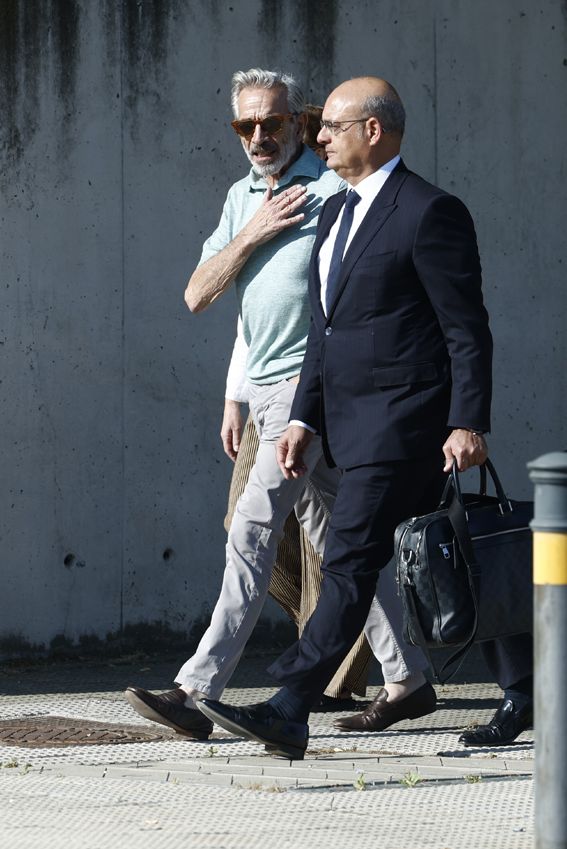 Imanol Arias,  a su llegada a la Audiencia Nacional con su equipo de abogados