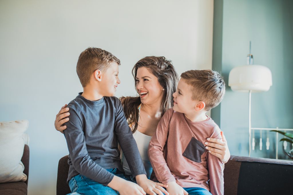 madre con sus dos hijos