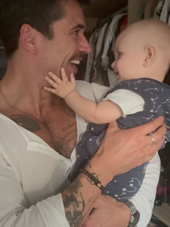 Matías Novoa con su pequeño Milán.